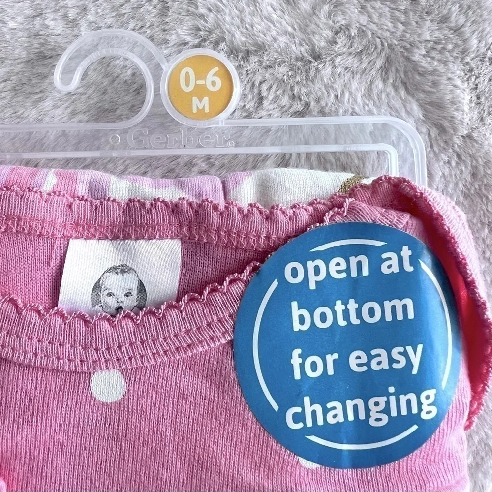 NWT Gerber Baby set of two gowns size 0-6 months and matching burp cloths
